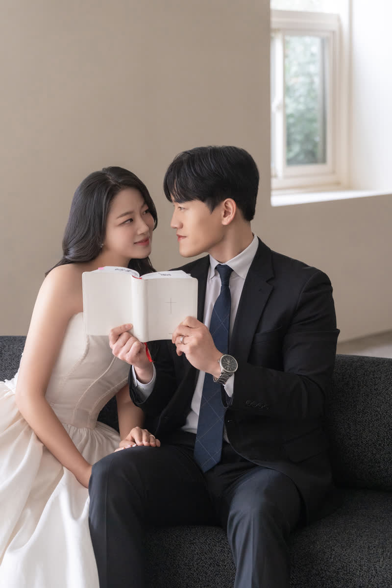 박준영 김보민 웨딩 커버 사진